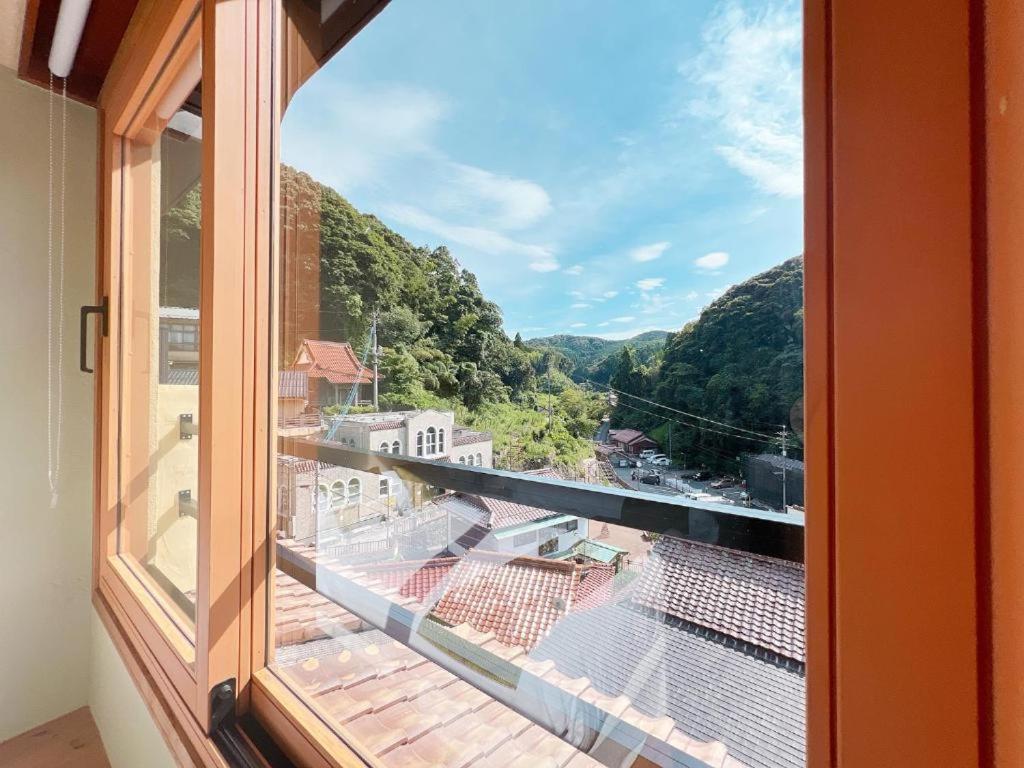 - une fenêtre avec vue sur la montagne dans l'établissement OWL RESORT ARIFUKU ONSEN, à Gotsu
