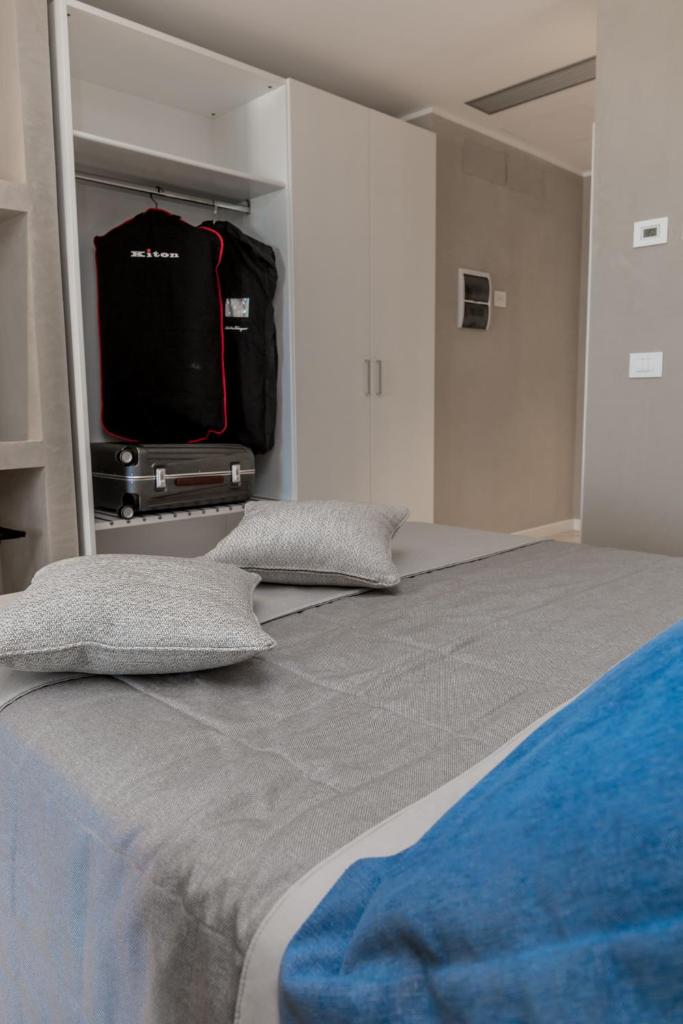 une chambre avec un lit avec une télévision au mur dans l'établissement EUROPA Hotel, à Vasto