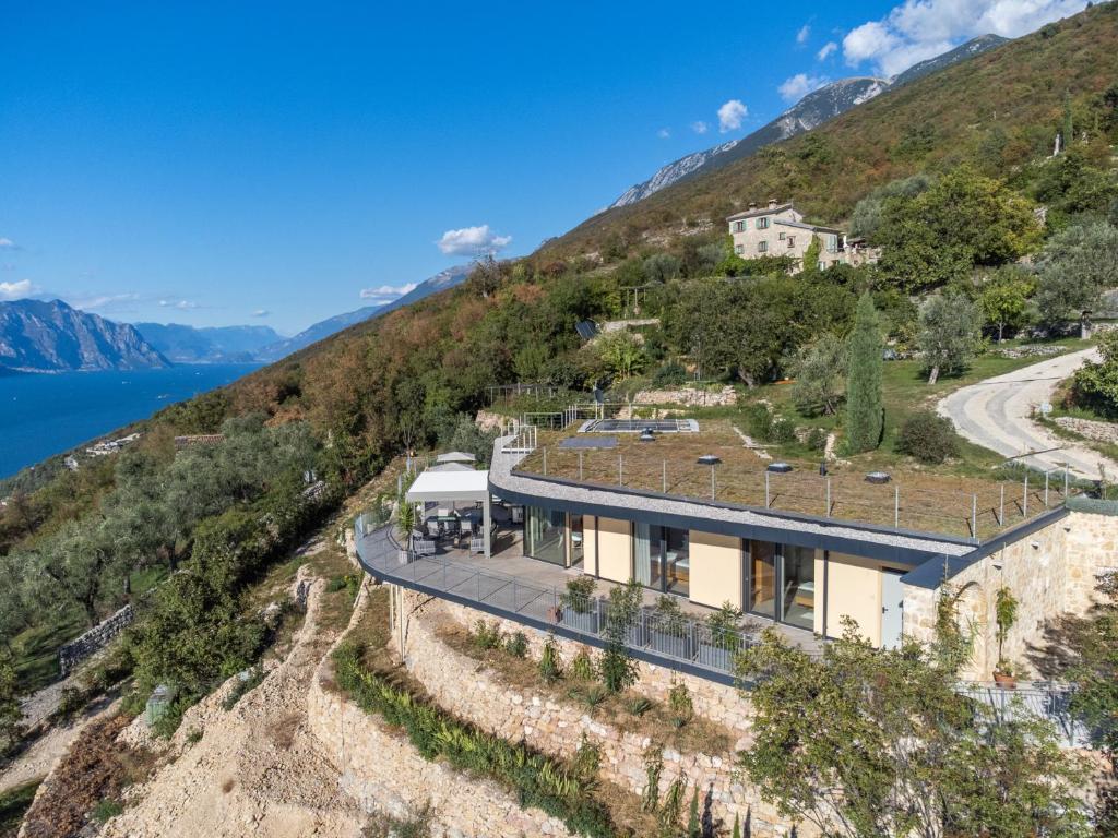 Vue aérienne d'une maison sur le côté d'une colline dans l'établissement Villa Ca' Stella Lake Garda, à Brenzone
