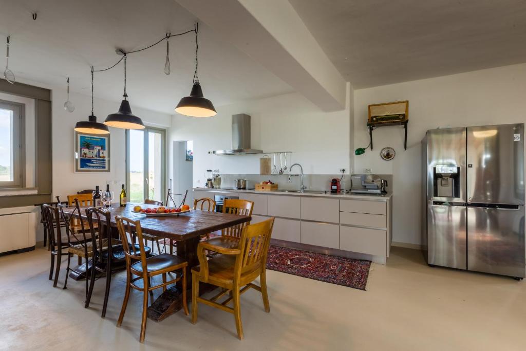 une cuisine et une salle à manger avec une table et des chaises dans l'établissement Villa Michela, à Barchi