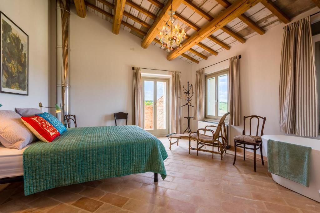 une chambre avec un lit, une table et des chaises dans l'établissement Villa Michela, à Barchi 23 autres photos