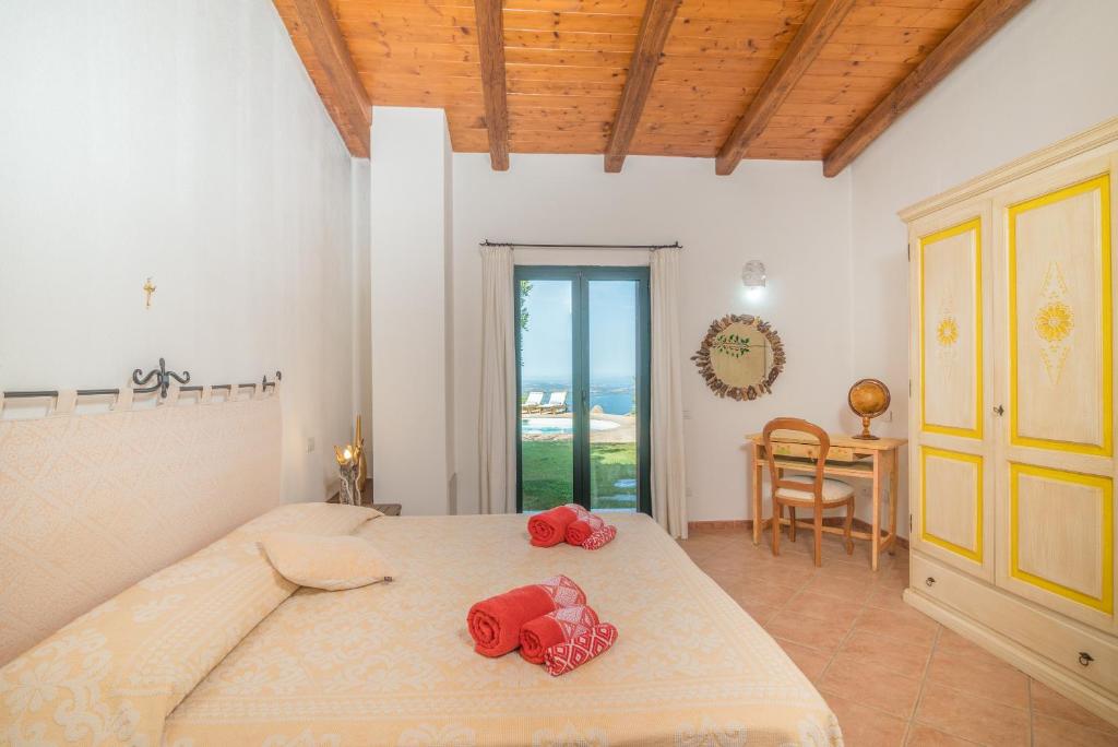 - une chambre avec un lit doté d'oreillers rouges dans l'établissement Villa Monte Moro Azzi Russi, à Arzachena