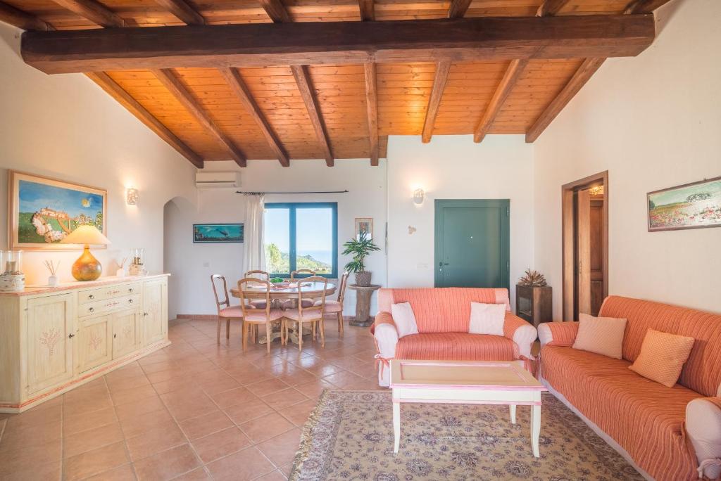 un salon avec un canapé et une table dans l'établissement Villa Monte Moro Azzi Russi, à Arzachena