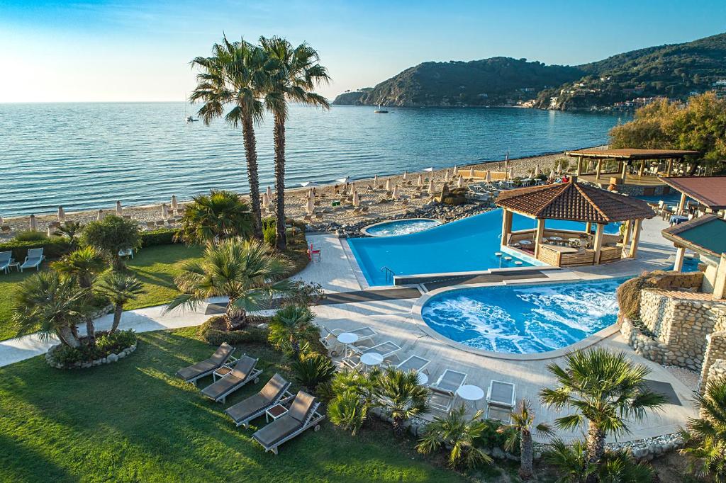 une vue aérienne d'un complexe hôtelier avec piscine dans l'établissement Hotel Hermitage, à Portoferraio