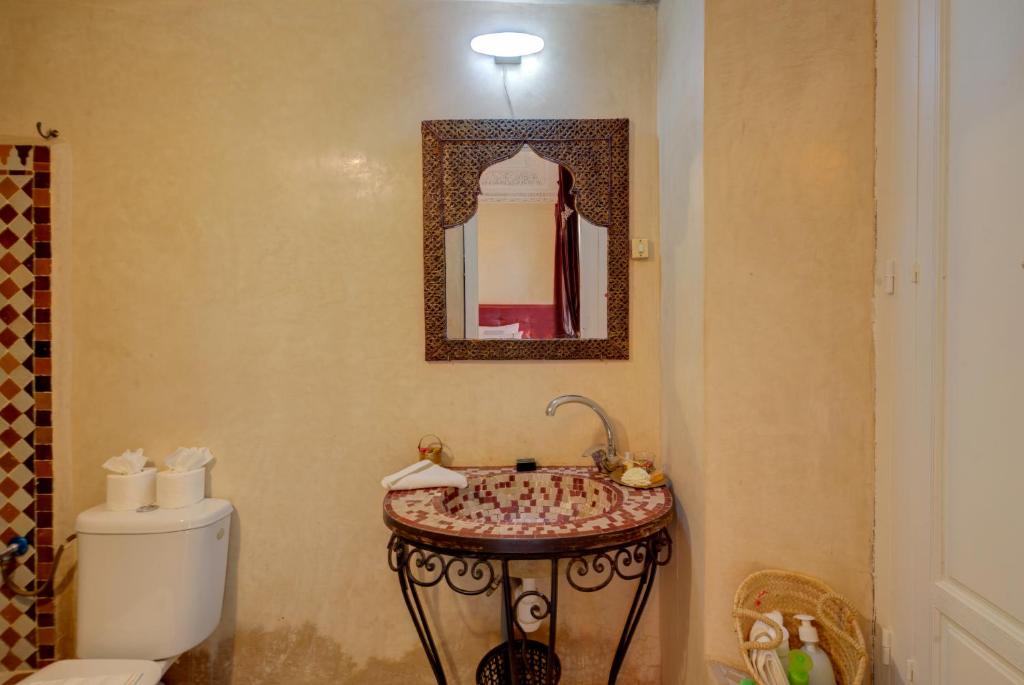 une salle de bain avec un lavabo et des toilettes dans l'établissement Samira Group & Spa, à Marrakech