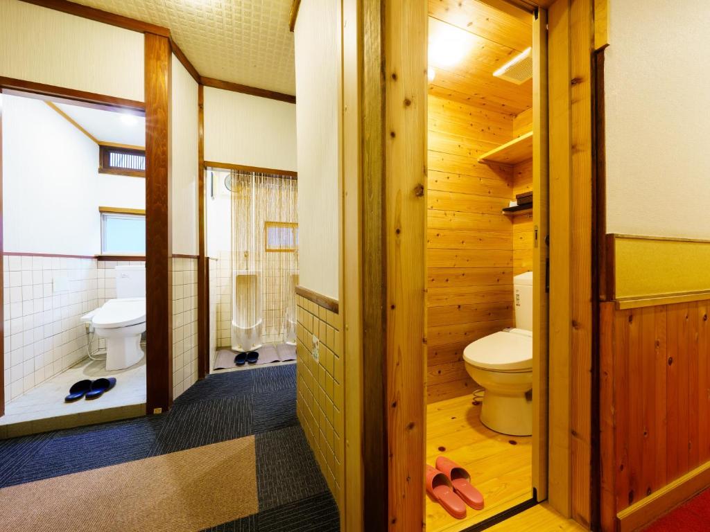 une salle de bain avec toilettes et lavabo dans l'établissement Ureshino Onsen Kotobukiya, à Ureshino