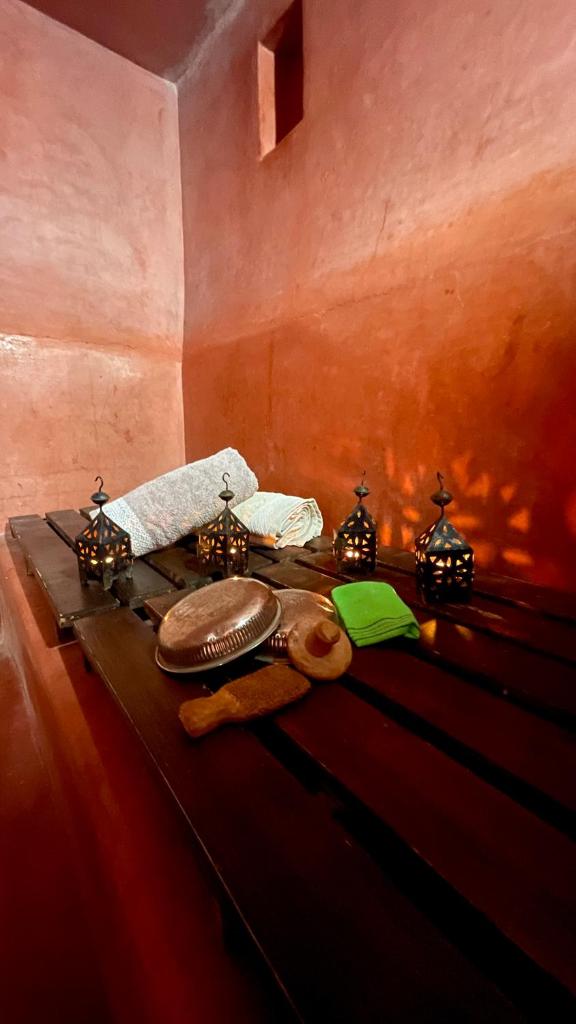 une table avec plusieurs lumières et un comptoir dans l'établissement Riad Elias & Spa, à Marrakech