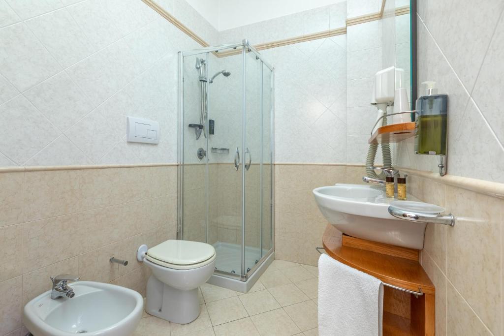 une salle de bain avec une douche, des toilettes et un lavabo dans l'établissement Hotel Sabbia d'Oro, à San Vito Lo Capo 28 autres photos