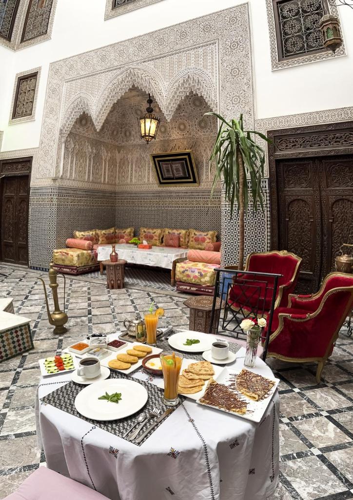 une pièce avec une table avec de la nourriture dessus dans l'établissement Riad Pacha Palace, à Fès