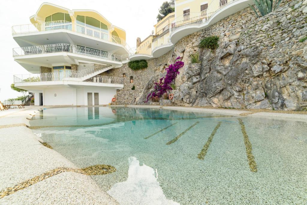 une piscine devant un bâtiment dans l'établissement Grand Hotel Excelsior, à Amalfi