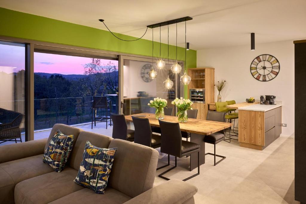 une cuisine et une salle à manger avec une table et des chaises dans l'établissement Ca'Verde Oliva, à Costermano