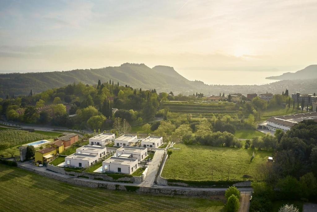 une vue aérienne d'une maison dans un champ dans l'établissement Ca'Verde Oliva, à Costermano