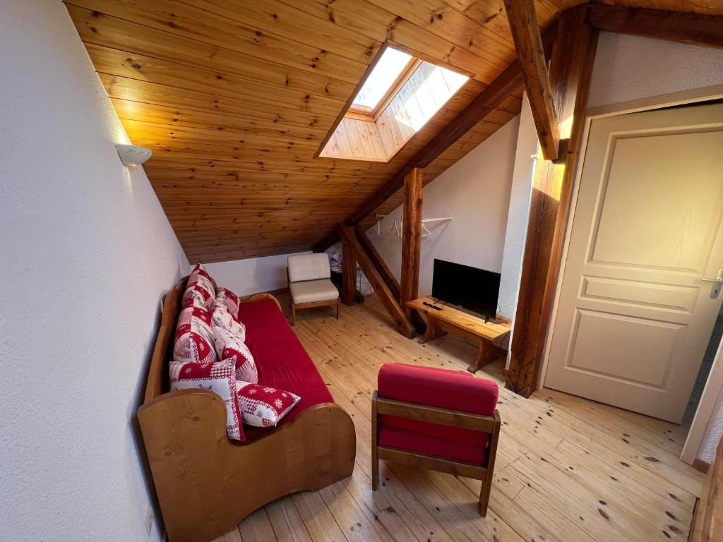 - un salon avec un canapé et une télévision dans l'établissement Charmant duplex pied de pistes Briançon, à Briançon