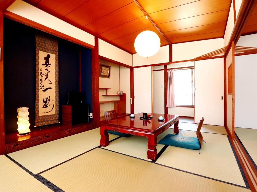 un salon avec une table et une fenêtre dans l'établissement 富山県 よしのや旅館, à Nanto