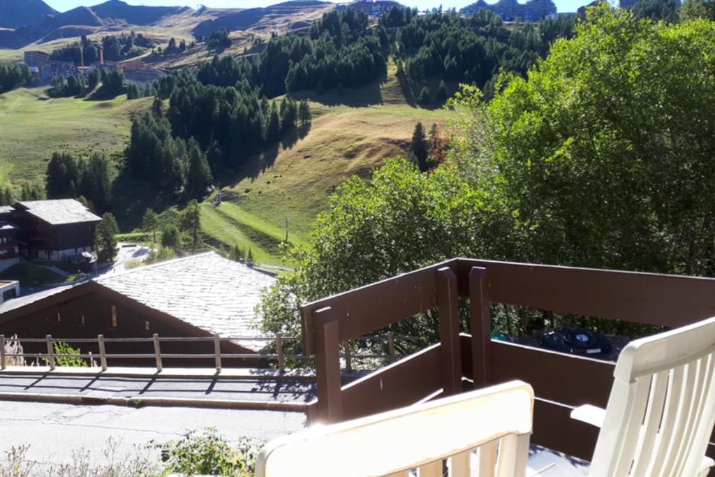- une vue depuis le balcon d'une maison dans les montagnes dans l'établissement Apt With Garden In La Plagne, à La Plagne