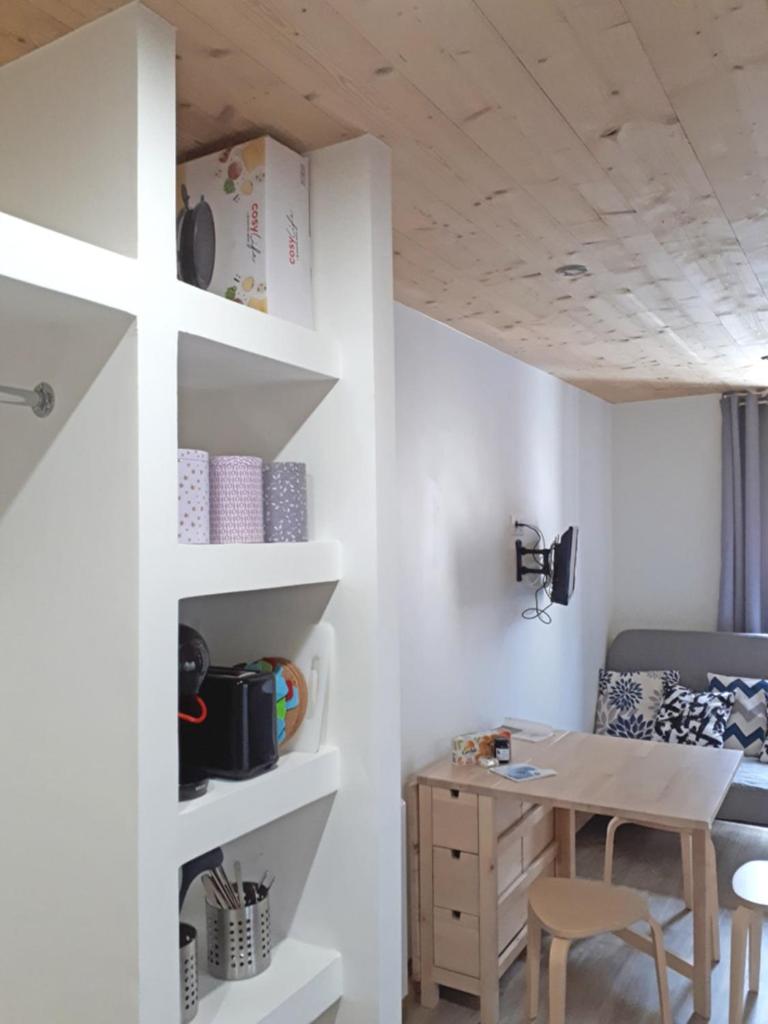d'une salle à manger avec une table et un bureau. dans l'établissement Charming Studio With Balcony, à Mâcot La Plagne