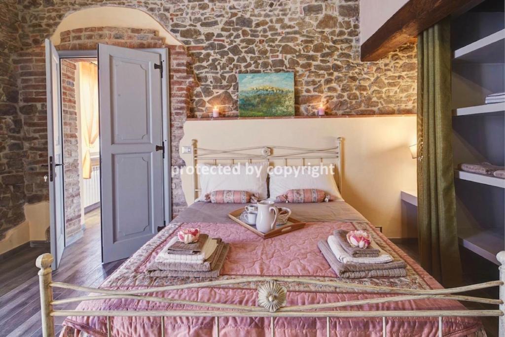 une chambre avec un lit avec deux serviettes dessus dans l'établissement Romantic Lux Country House, à Monte San Savino 43 autres photos