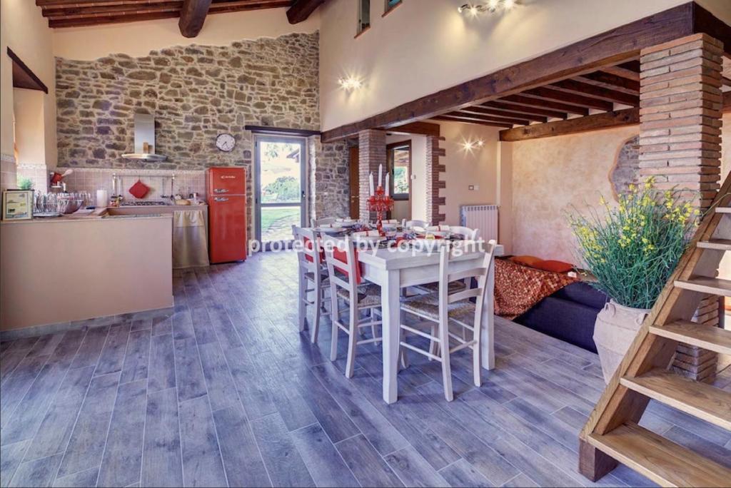 une cuisine et une salle à manger avec une table et des chaises blanches dans l'établissement Romantic Lux Country House, à Monte San Savino