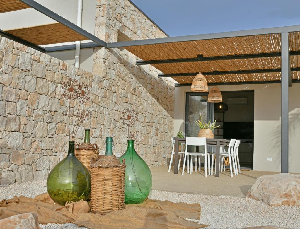 un ensemble de vases verts en verre assis sur une terrasse dans l'établissement VILLA RARIKI, à Scicli