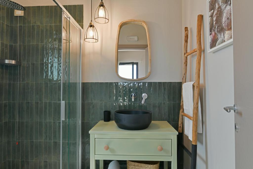 une salle de bain avec un lavabo et une douche dans l'établissement VILLA RARIKI, à Scicli 12 autres photos