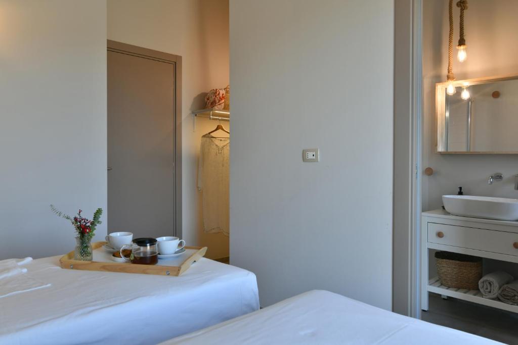 une chambre avec un lit, un lavabo et un miroir dans l'établissement VILLA RARIKI, à Scicli