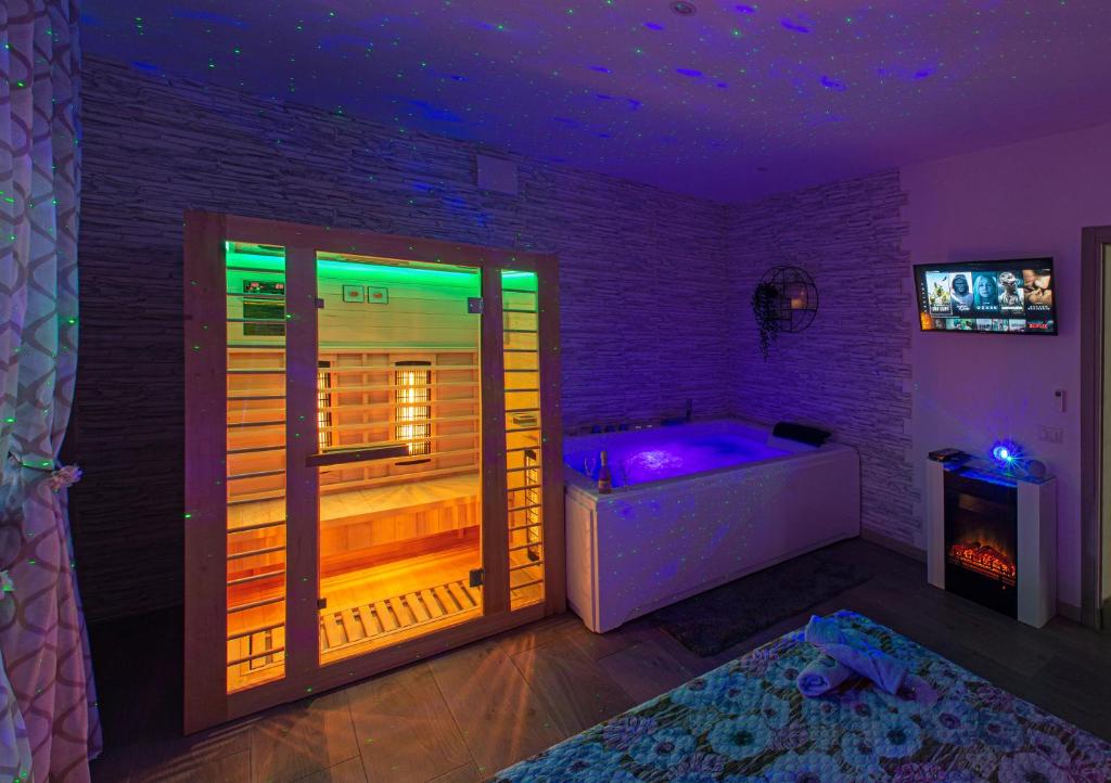 Cette chambre dispose d'un bain à remous. dans l'établissement La Piccola Villetta con il grande Giardino, à Rome