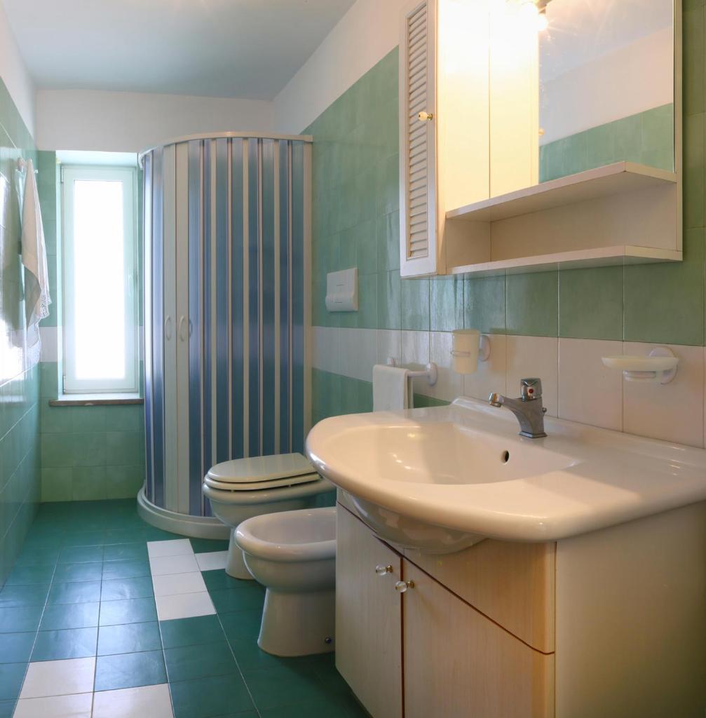 une salle de bain avec un lavabo et des toilettes dans l'établissement Vele del Pizzo - piscina, à Gallipoli