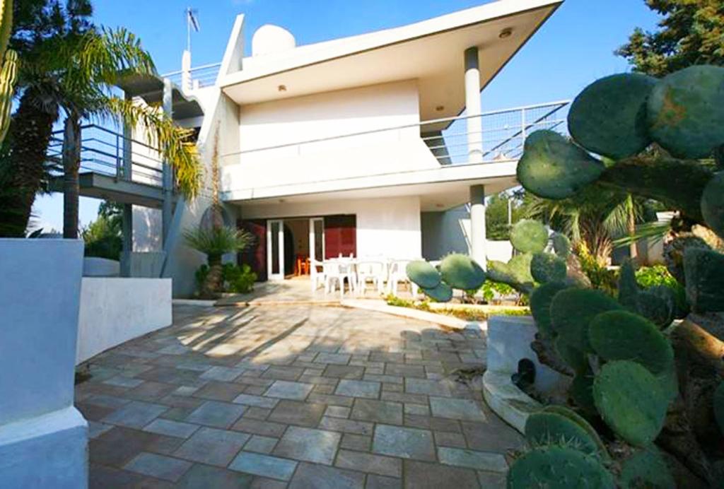 Cette grande maison blanche dispose d'une terrasse. dans l'établissement Vele del Pizzo - piscina, à Gallipoli