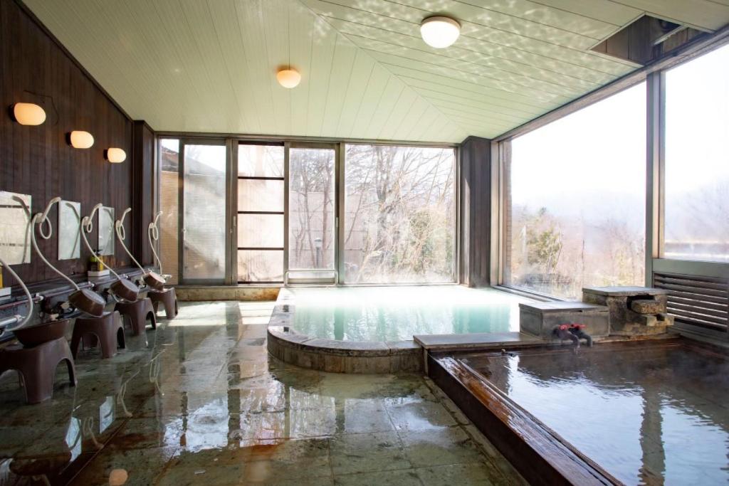 - une grande salle de bains avec une grande piscine d'eau dans l'établissement Lake Side Nikko Hotel, à Nikkō