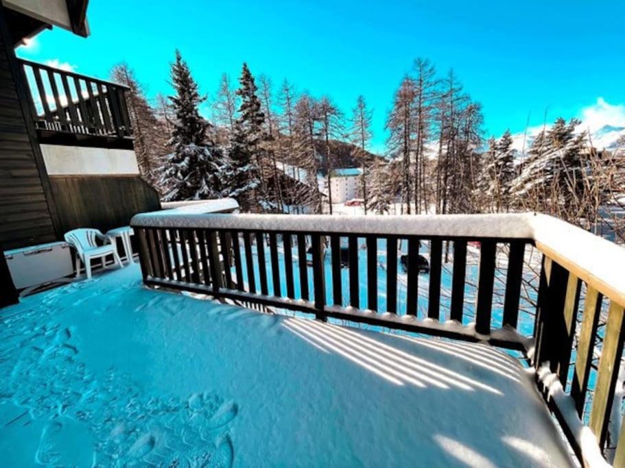 - un bassin profond sur un balcon avec des arbres enneigés dans l'établissement Appartement de 32m² au cœur de la Joue du Loup, à Saint-Étienne-en-Dévoluy 6 autres photos