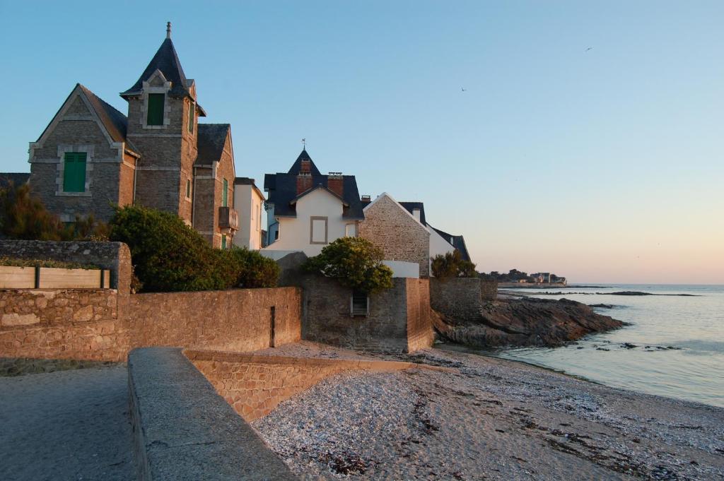 une maison sur la plage à côté de l'océan dans l'établissement Bontempo Village camping 4 étoiles, à Piriac-sur-Mer