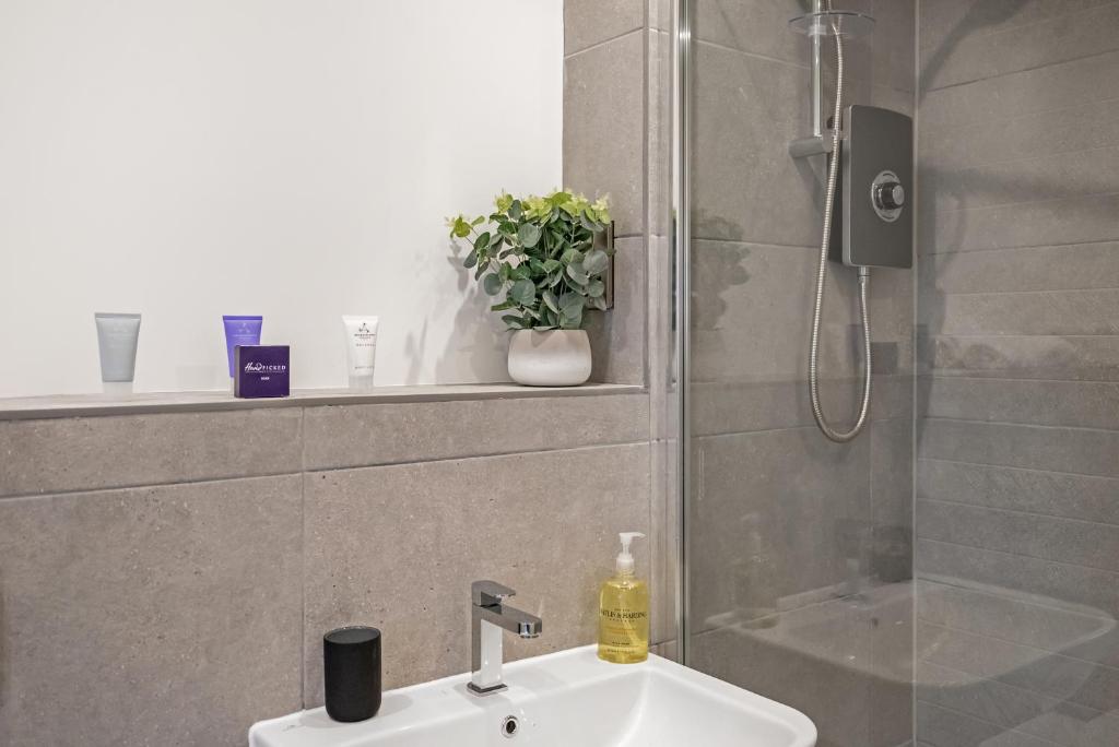 Tailored Stays - Water Street Apartments 7