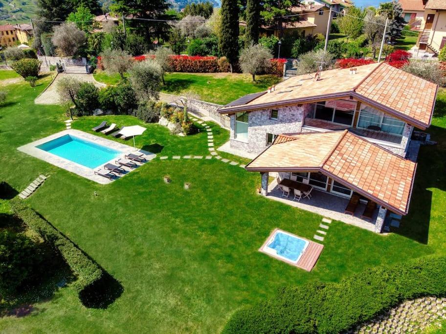 une vue aérienne d'une maison avec piscine dans l'établissement Villa Sissi, à Bellagio