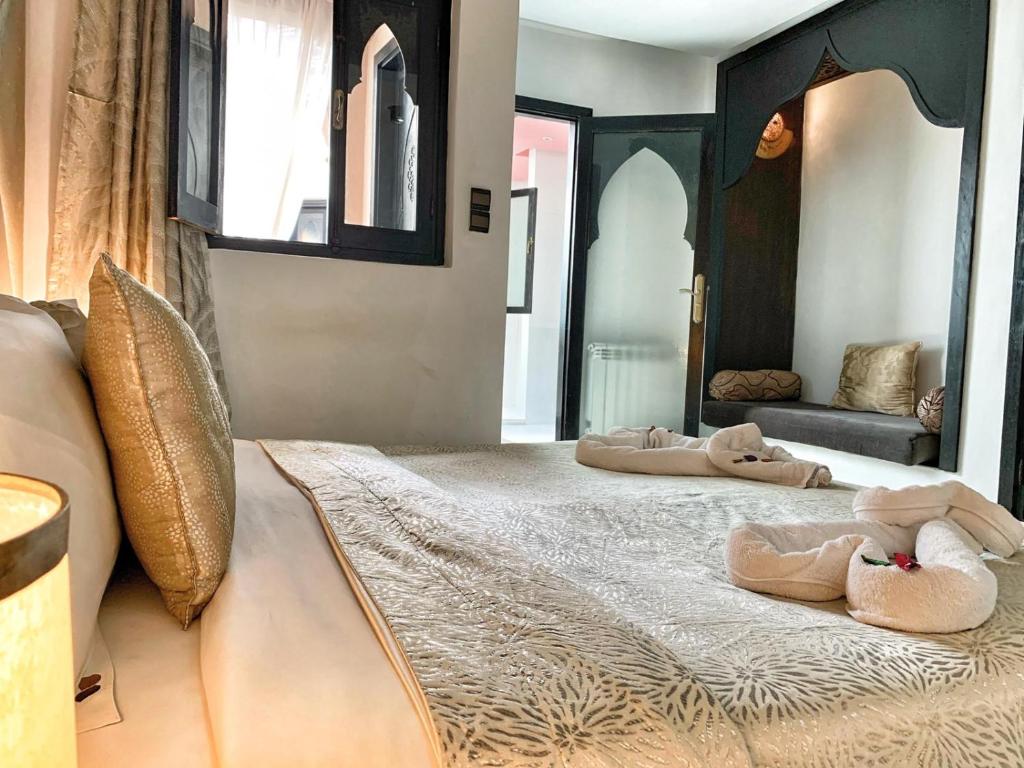 - 2 lits avec des chaussons dans une chambre dans l'établissement Riad 7 Pierres, à Essaouira