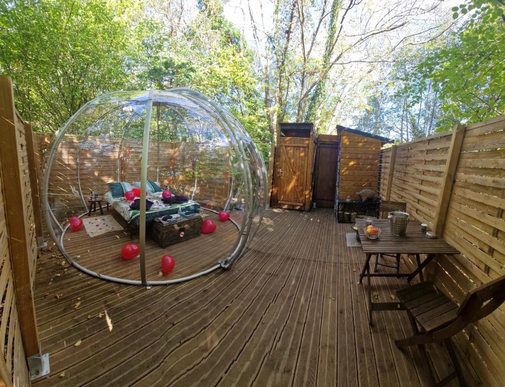- un kiosque sur une terrasse dans une cour dans l'établissement La Bulle du Cheix, à Saint-Diéry