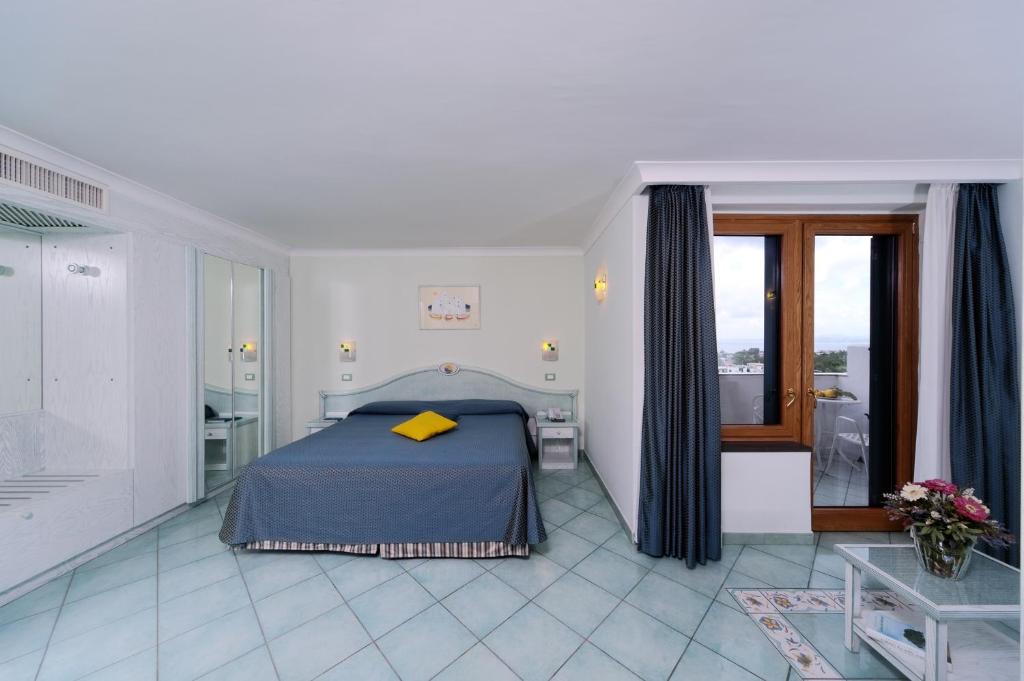 une chambre avec un lit et une salle de bain avec une fenêtre dans l'établissement Hotel Bellevue Benessere & Relax, à Ischia 23 autres photos