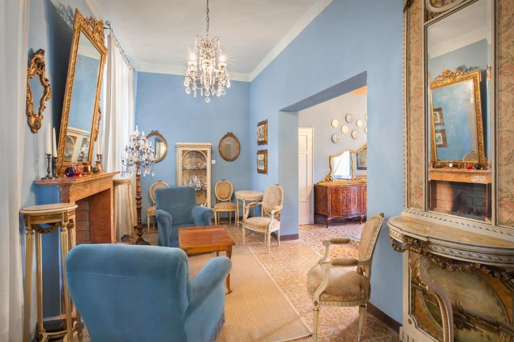 - un salon avec des murs et des chaises bleus dans l'établissement Villa Oleandra with Pool up to 12 People, à Volta Mantovana 31 autres photos