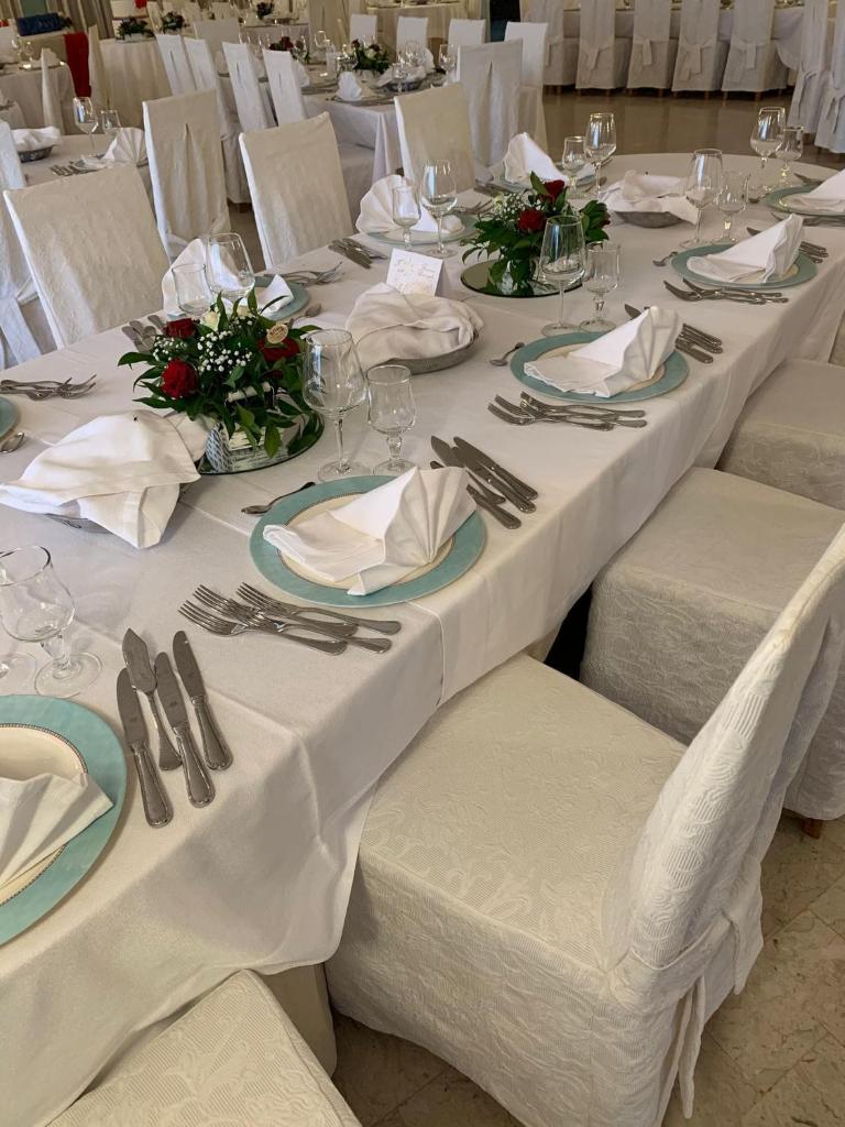 un groupe de tables avec des nappes blanches et des serviettes de table dans l'établissement Hotel Casa Del Gourmet, à Siderno Marina