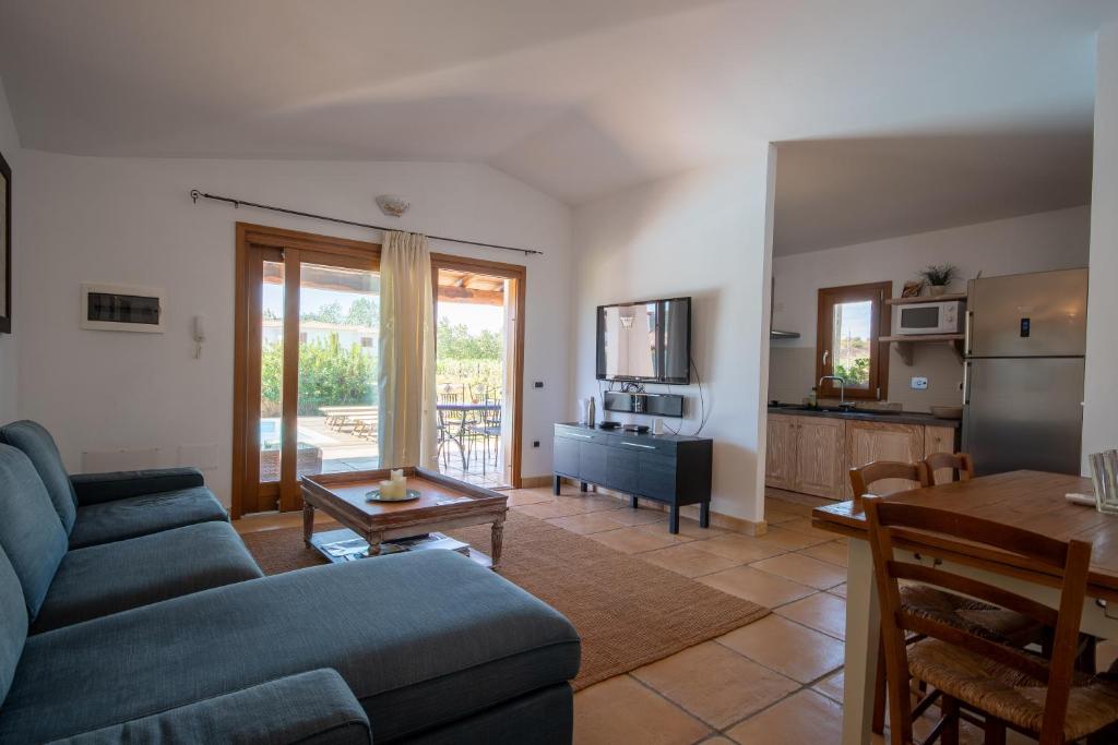 un salon avec un canapé et une table dans l'établissement Capannizza Villas, à Budoni