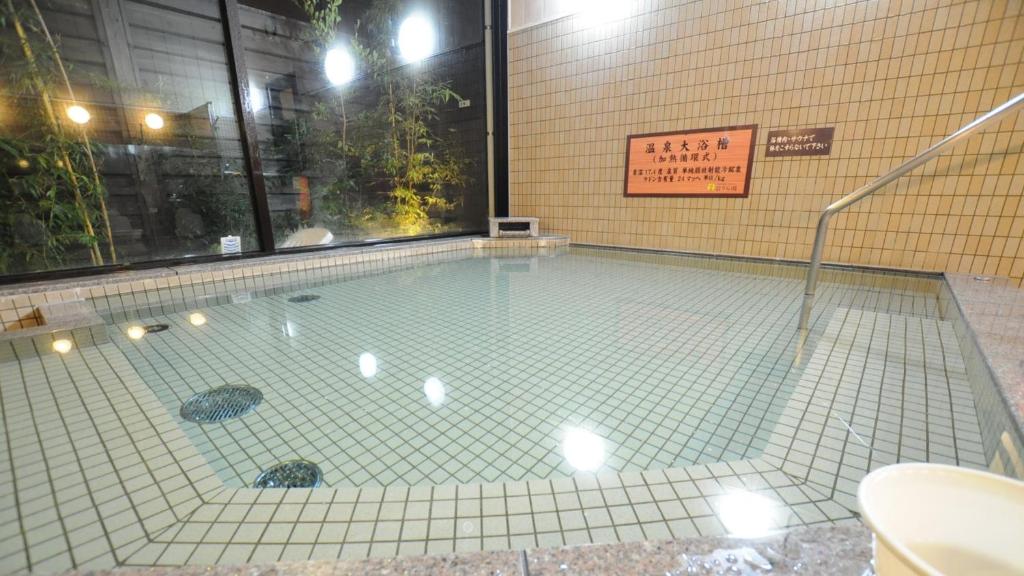 - une piscine dans un bâtiment muni d'un panneau dans l'établissement Onsen Urashima, à Onomichi 32 autres photos