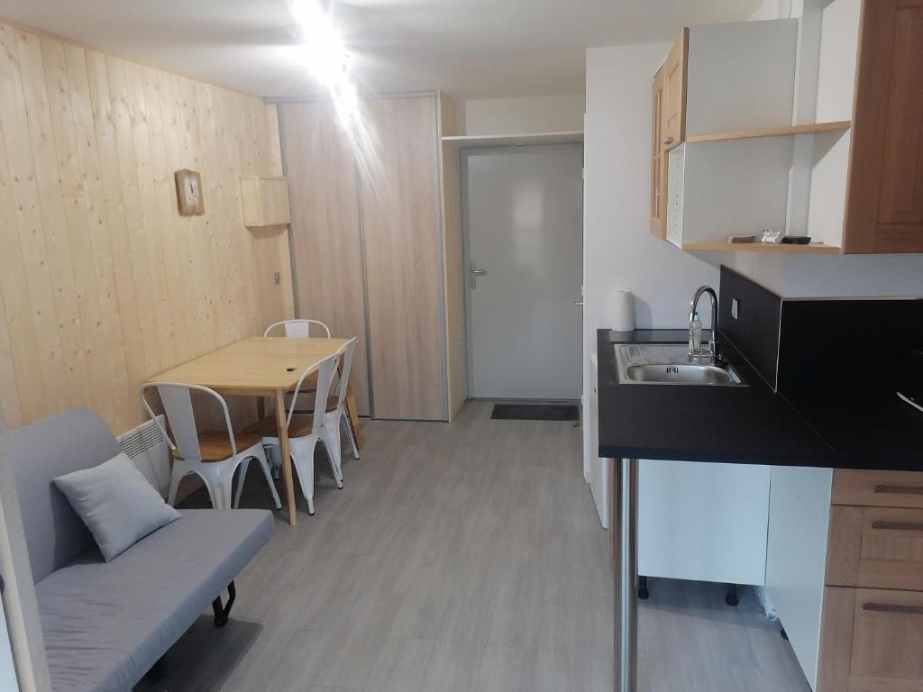 - une cuisine et une salle à manger avec une table et un évier dans l'établissement Appartement plein sud, Val Thorens Centre, à Val Thorens 13 autres photos