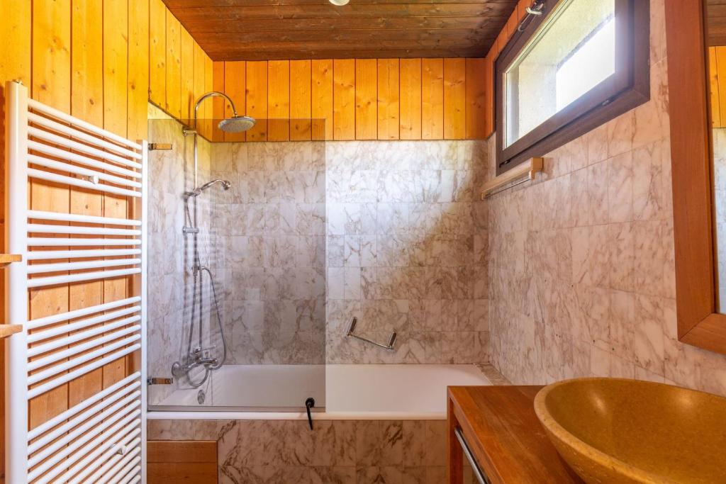 une salle de bain avec une douche, un lavabo et une baignoire dans l'établissement Apartment with balcony close to the slopes, à La Clusaz