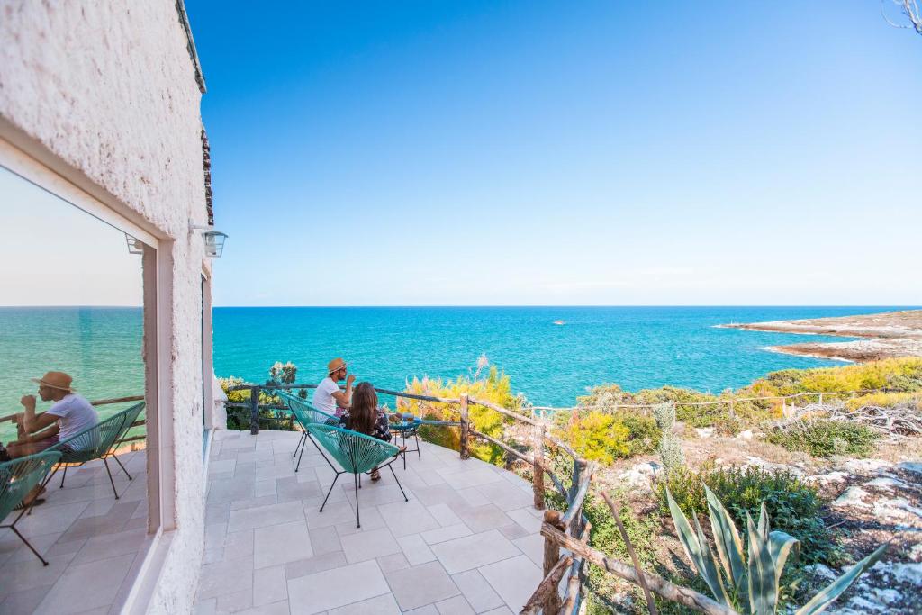 - un groupe de personnes assises sur une terrasse donnant sur l'océan dans l'établissement Sfinal Residence, à Peschici