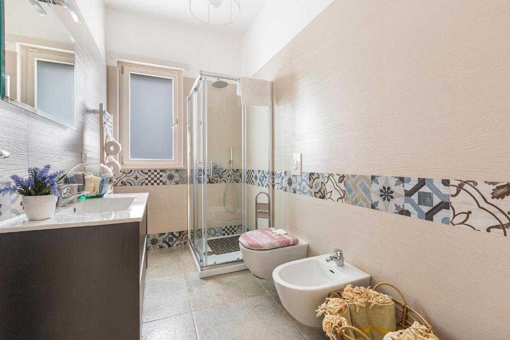 une salle de bain avec toilettes, lavabo et douche dans l'établissement Villa Theros by Perle di Puglia, à San Michele Salentino