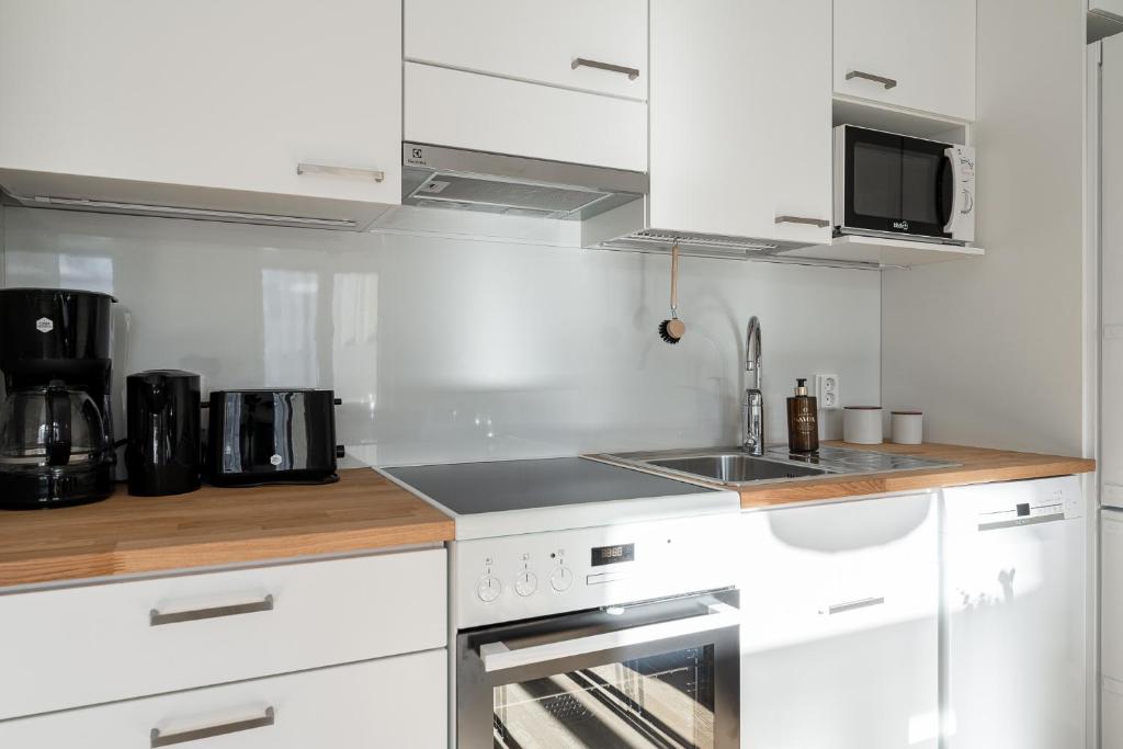 Renovated 1BR at Main Square - Sauna & Parking 8