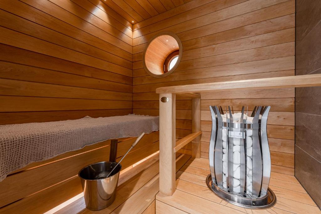 Renovated 1BR at Main Square - Sauna & Parking 4