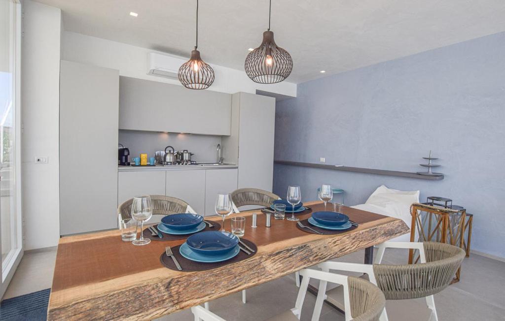 une salle à manger avec une table et des chaises en bois dans l'établissement Villas Don Serafino, à Marina di Ragusa 20 autres photos