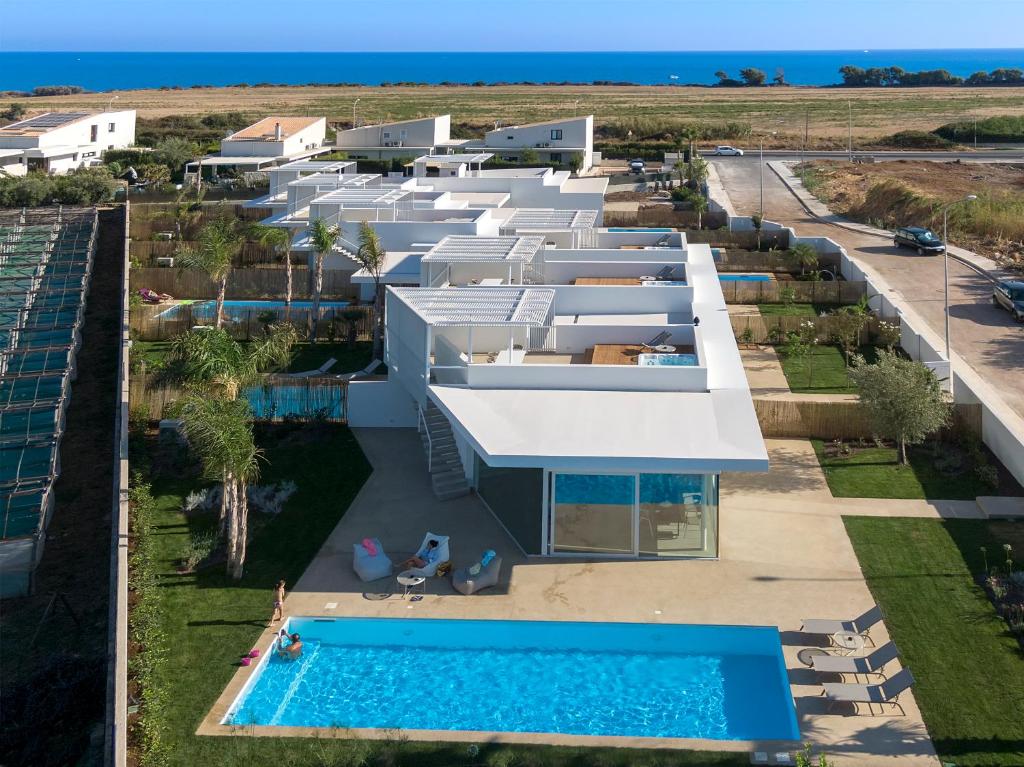 une vue aérienne d'une villa avec piscine dans l'établissement Villas Don Serafino, à Marina di Ragusa