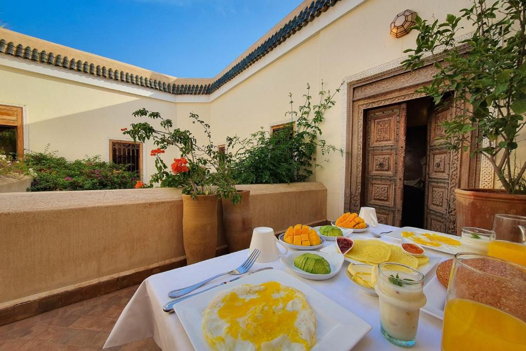 une table avec des assiettes de nourriture dessus dans l'établissement Riad 92 - Architect's Riad in the Exclusive Dar El Bacha, à Marrakech