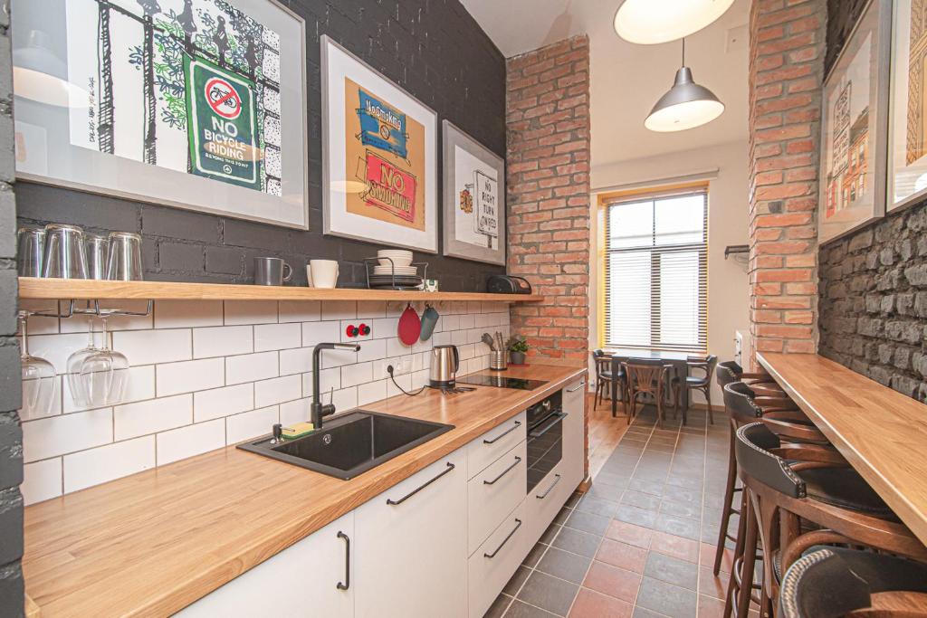 Modern Vilnius Old Town apartment with free parking 4